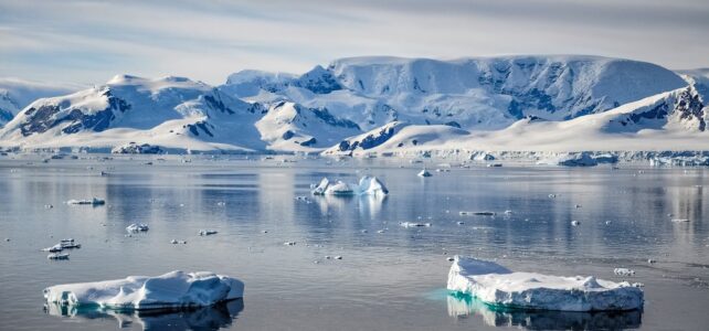 Pourquoi dit-on l’océan Arctique et le continent Antarctique ?